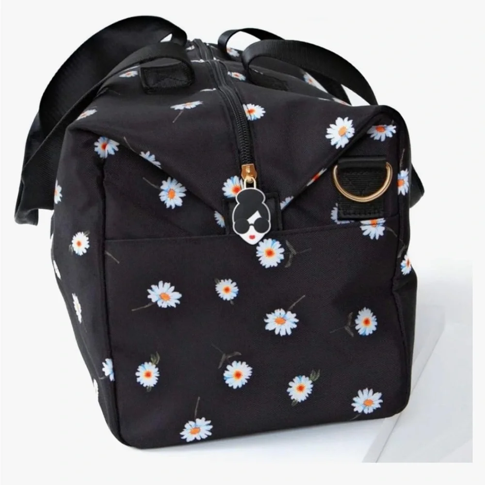 Alice + Olive Duffel Bag black with daisies + bucket hat - Picture 4 of 9